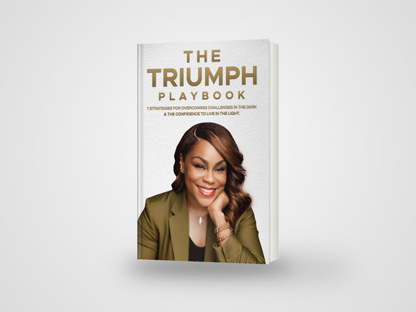 The Triumph Playbook : 7 Strategies for Overcoming Challenges in the Dark & The Confidence to Live in the Light.