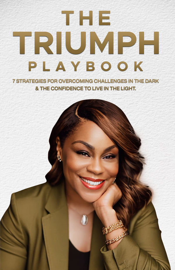 The Triumph Playbook : 7 Strategies for Overcoming Challenges in the Dark & The Confidence to Live in the Light.